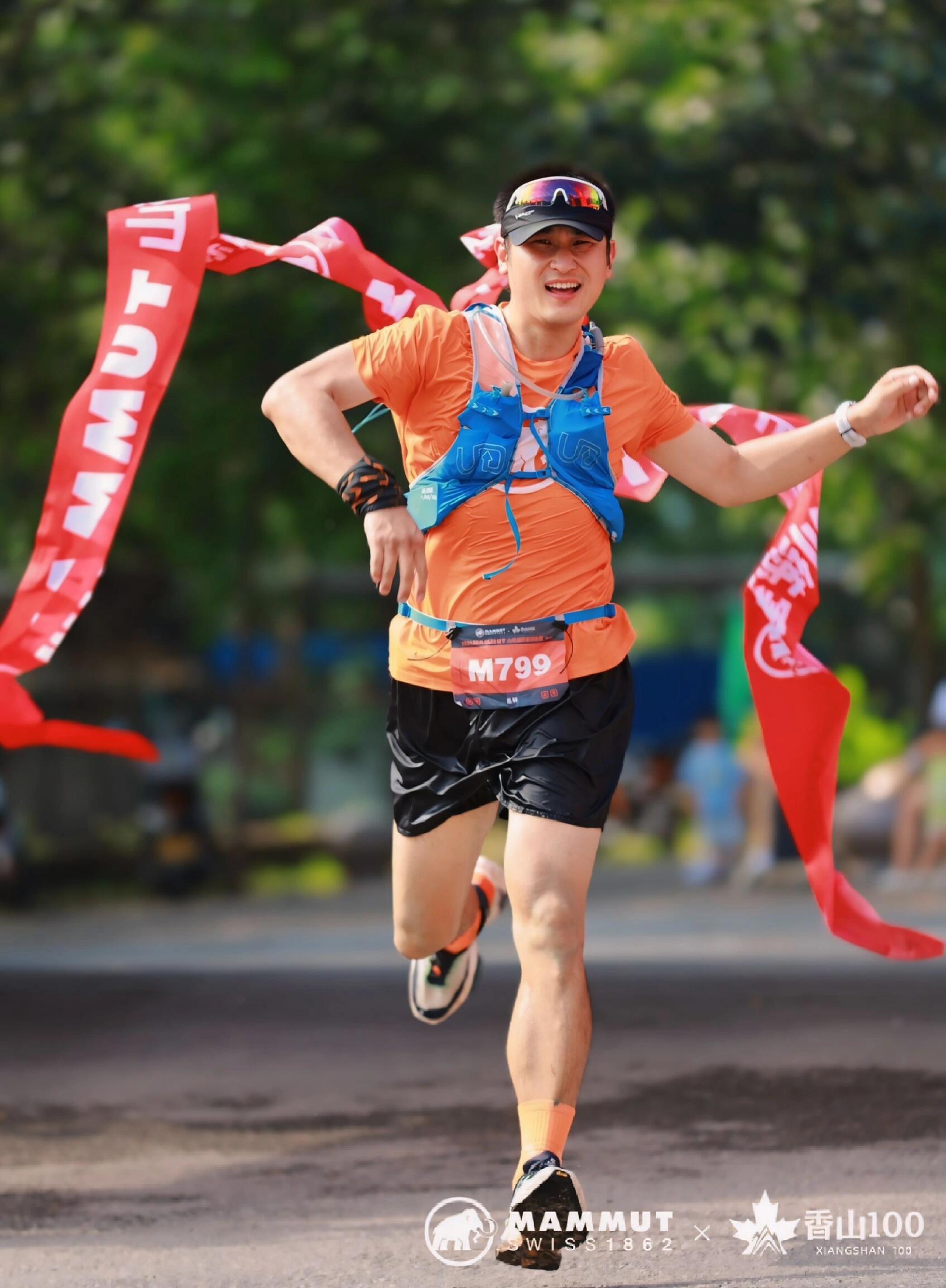 体育精神闪耀赛场，球员拼尽全力的简单介绍