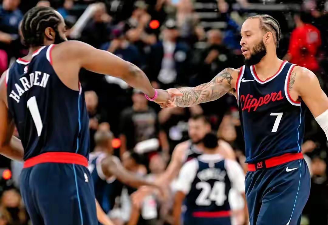 包含魔术队在季后赛中遭遇连败，面临淘汰危机的词条