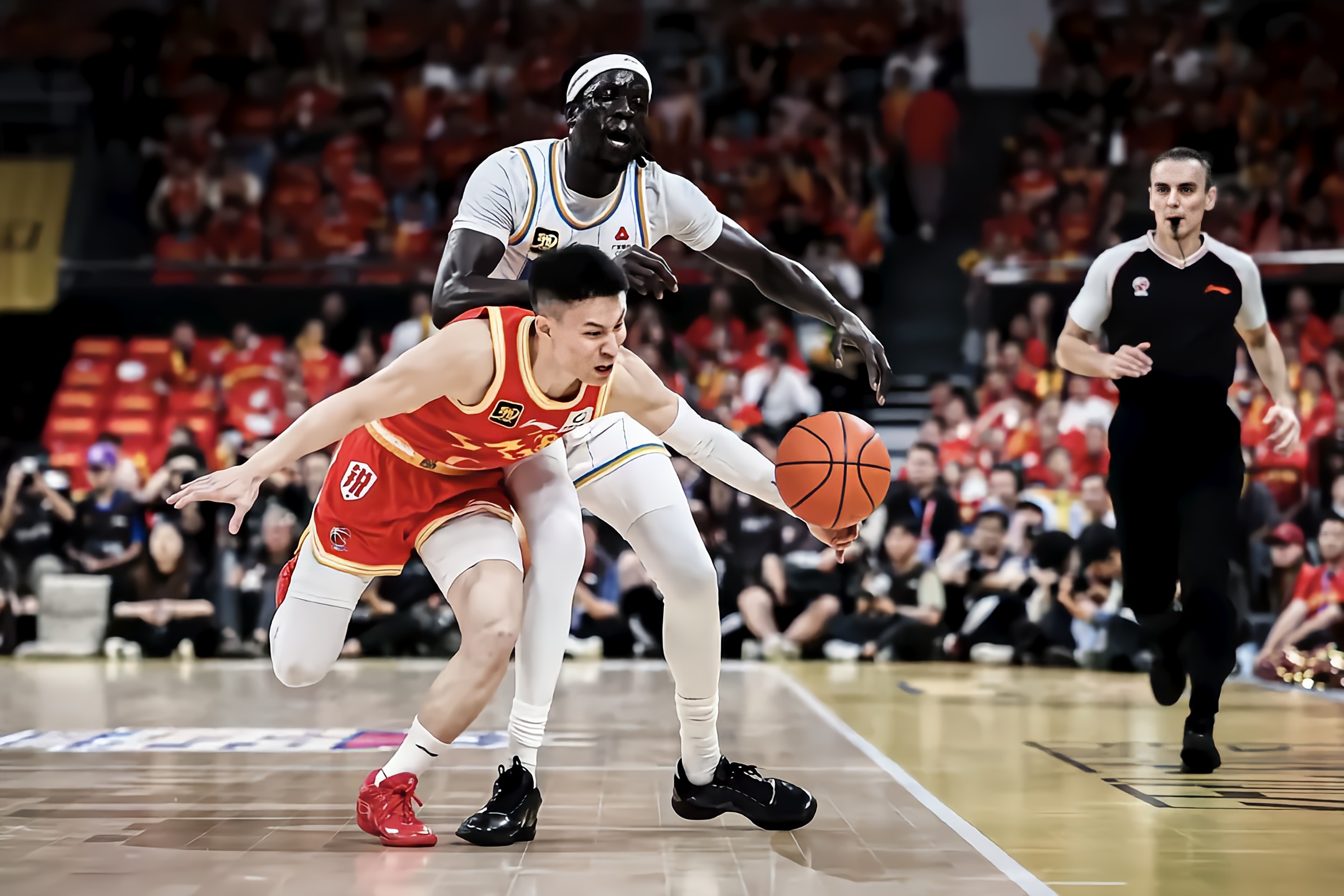 上海男篮首发强阵斩获连胜再次领跑(广东宏远男篮首发阵容)