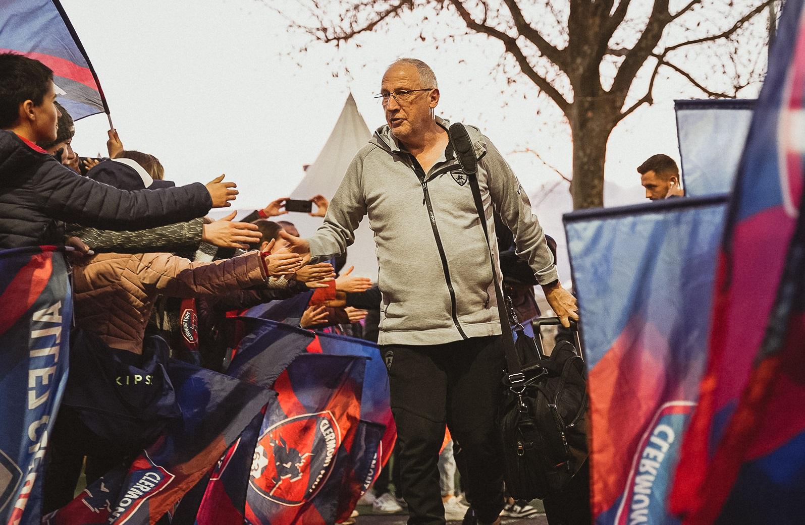 包含迪斯堡球队表现出色，逆袭成为当前联赛焦点的词条