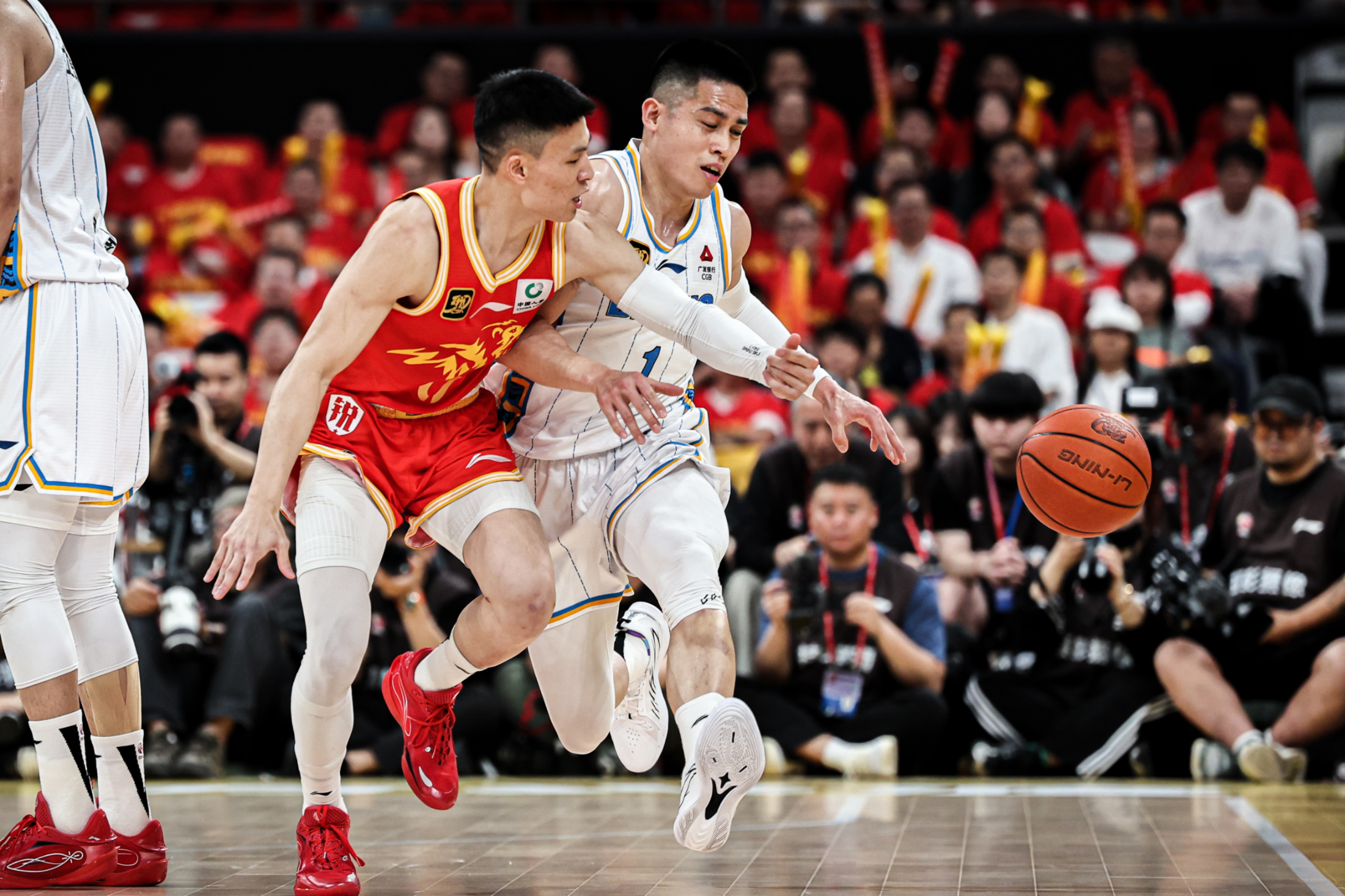 棋牌游戏-陕西男篮不负众望击败北京队，展现实力强劲(陕西男篮不负众望击败北京队,展现实力强劲的球员)